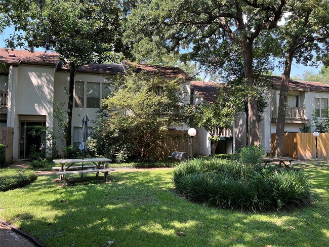 Building Photo - 2100 Tanglewilde St