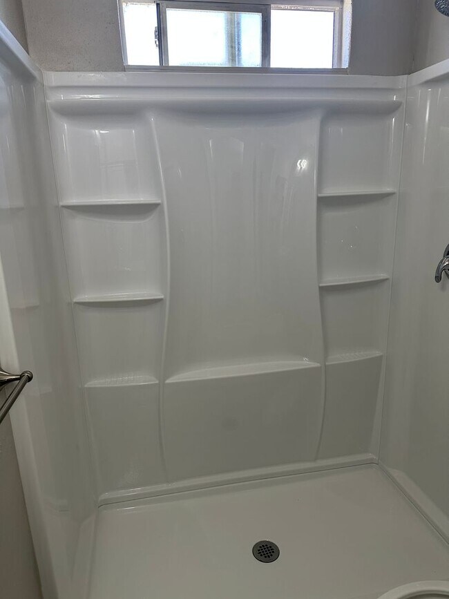 Building Photo - Renovated 1 Bedroom, 1 Bath Ground Floor Apartment with Washer/Dryer and 1 Car Garage