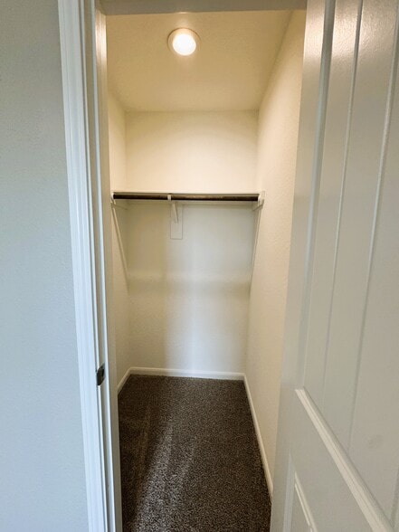 Building Photo - 615 Calm Ct