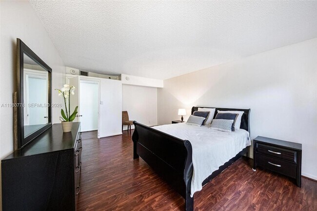 Building Photo - 2000 Towerside Terrace