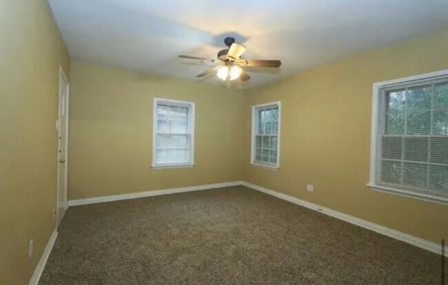Building Photo - 4 bedrooms 2 Bath