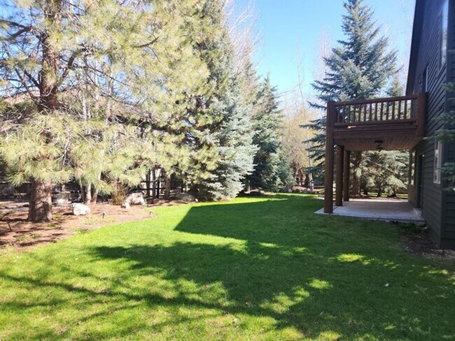 Building Photo - Beautiful Ranch Place Home