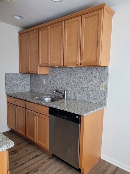 Building Photo - 2 River Rd