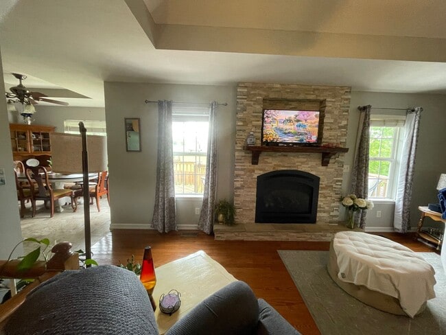 Building Photo - FULLY FURNISHED 4 BEDROOM, WALKOUT BASEMENT - SHORT TERM 6 MONTH RENTAL AVAILABLE IN OZARK!