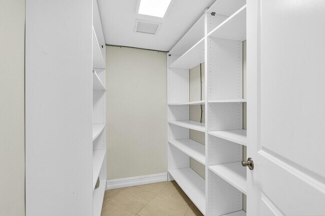 Building Photo - 3216 Karen Dr