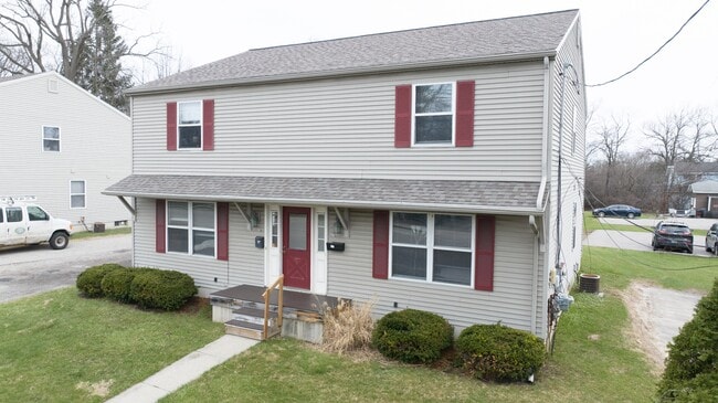 Building Photo - 915 Burcham Dr