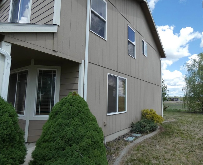 Building Photo - Spacious 4 BR/ 2.5BA