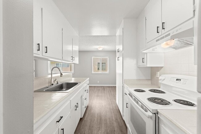 Building Photo - Remodeled 2 Bedroom Condo with Garage