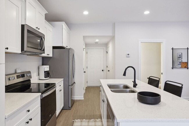 Building Photo - 3 Bedroom Town Home
