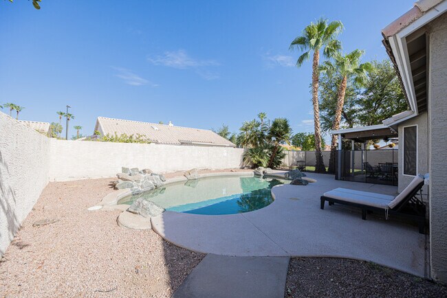 Building Photo - 904 S Dolphin Dr