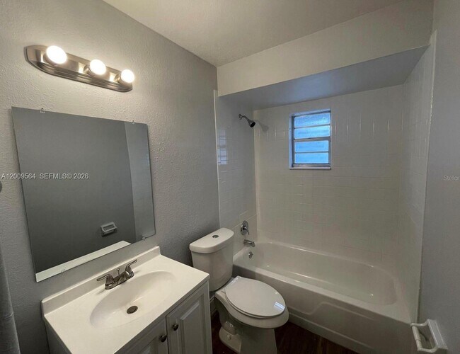 Building Photo - 504 N Rosland Dr