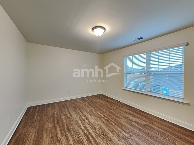 Building Photo - 146 Larragan Dr