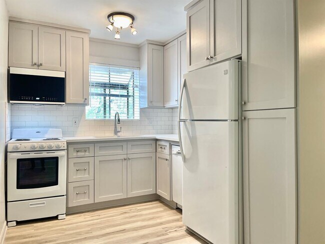 Building Photo - 1311 Antoine Dr