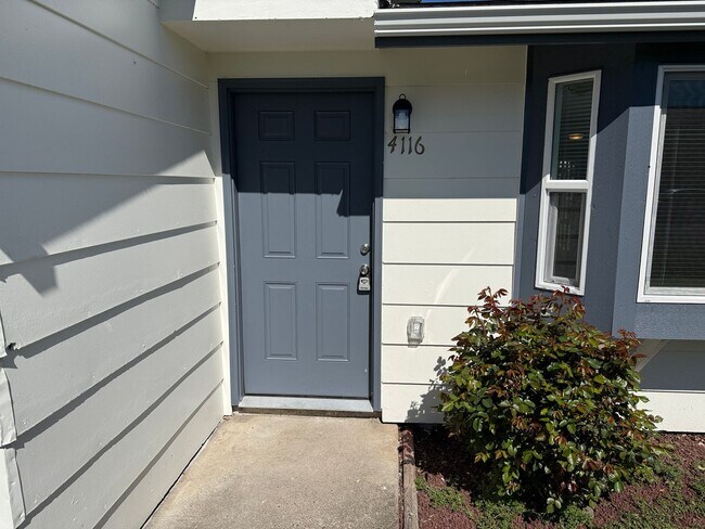 Building Photo - New 2 bed 1 1/2 bath duplex in Springfield!