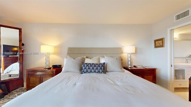 Building Photo - 3625 N Country Club Dr