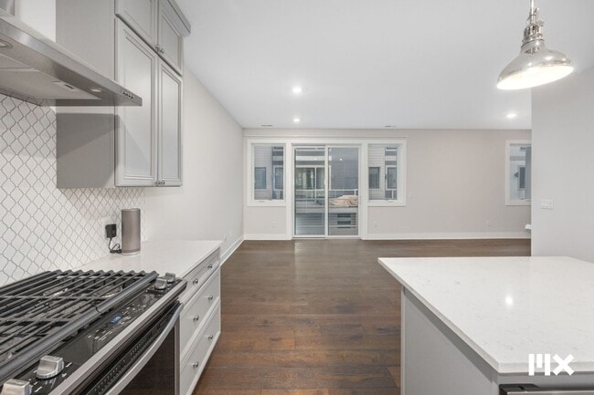 Building Photo - 631 Fairview Ave NE