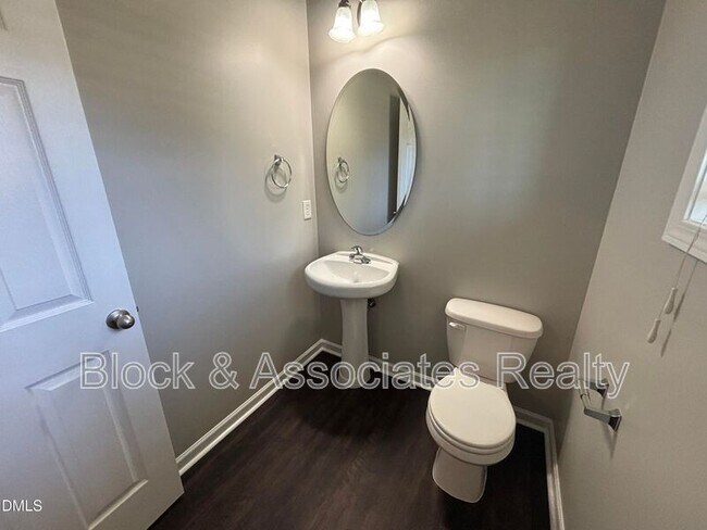 Building Photo - 438 Roanoke Dr