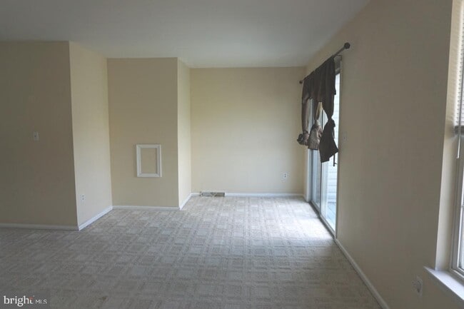 Building Photo - 141 Thames Dr