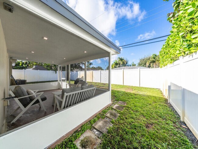 Building Photo - 4751 NE 4th Ave