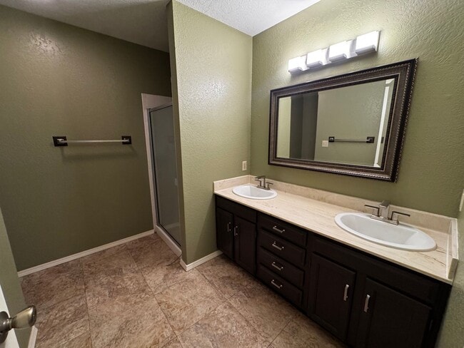 Building Photo - 3 Bedroom 2 bath plus loft and one car garage.