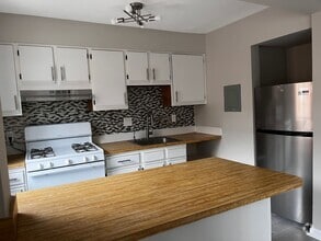 Building Photo - Spacious, Sunlit 2BR Apartment – Prime Loc...