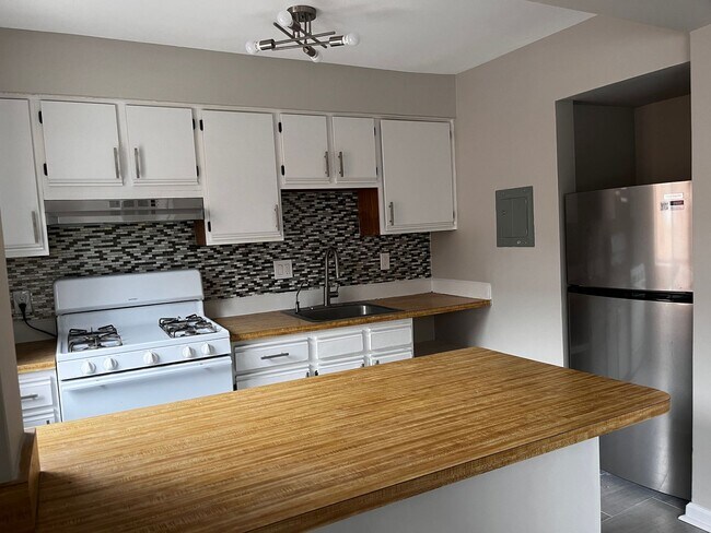 Building Photo - Affordable 2-Bedroom Apartment in Southwes...