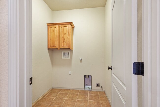 Building Photo - Spacious 4 Bedroom 2 Bath House near Restaurants