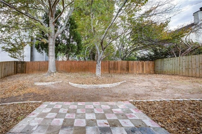 Building Photo - 1060 Lyndhurst Way