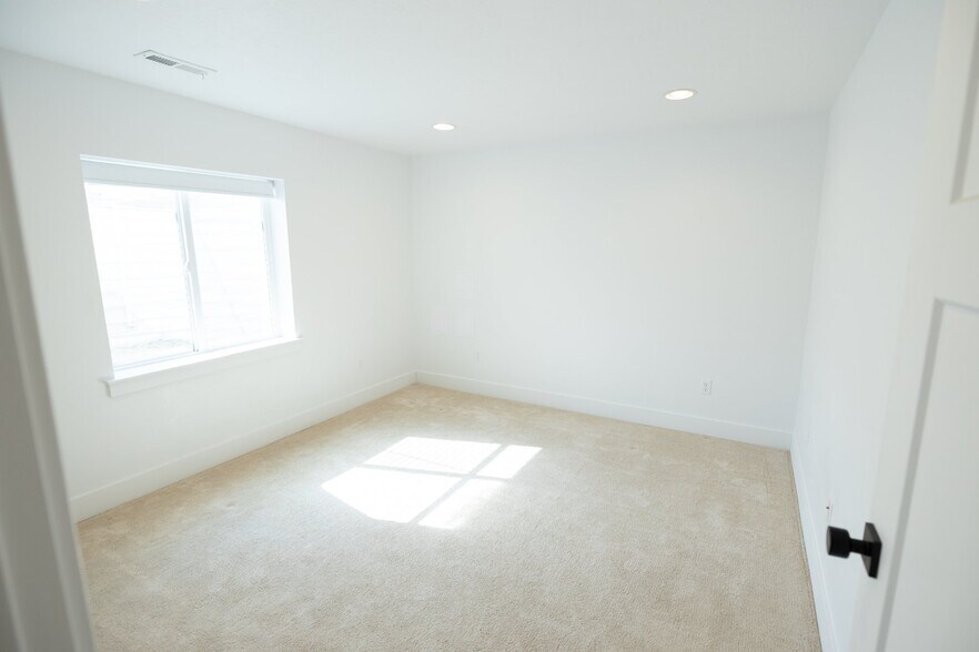Building Photo - 154 S Quivira Ln
