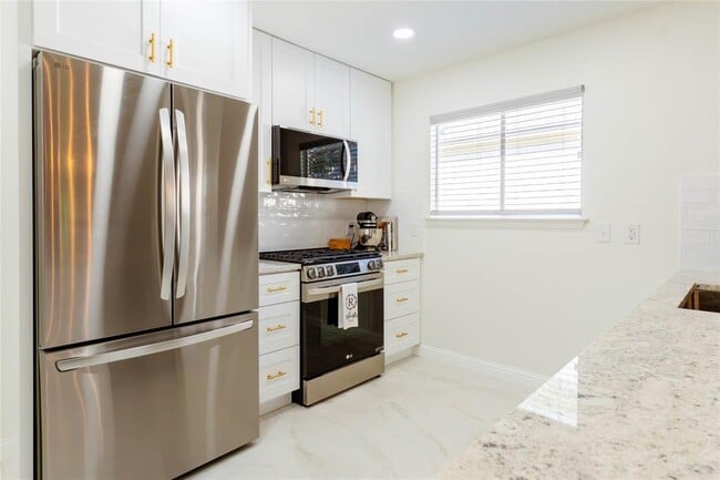 Building Photo - 4500 Sarasota Dr