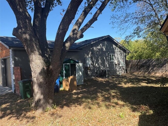 Building Photo - 1900 Dauphine Cove