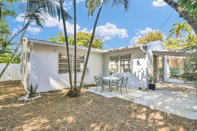 Building Photo - 702 Sunset Dr