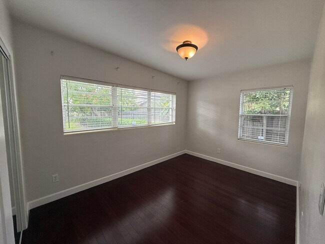 Building Photo - 2522 Chantilly Ave