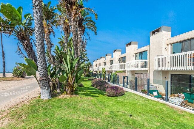 Building Photo - 7301 Vista del Mar