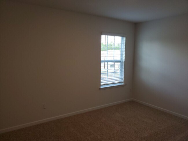 Building Photo - Beautiful Home minutes from the airport!