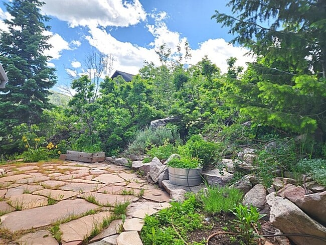Building Photo - Private Pinebrook Estates Home