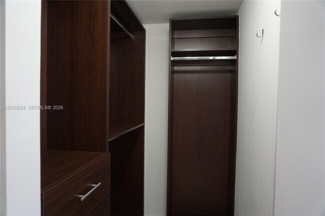 Building Photo - 1300 Brickell Bay Dr