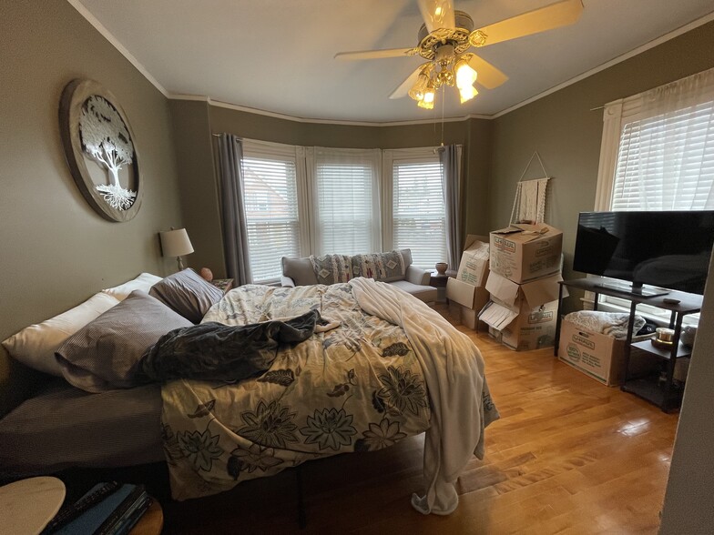 Bay Window - 395 Hanover St