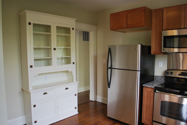 Kitchen w/ built-in cupboard - 933 Marion Ave