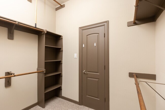 Building Photo - 87 Aventura Pl