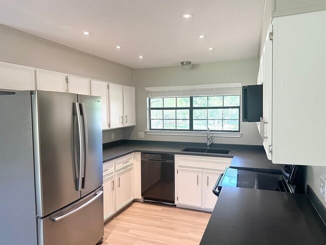 Building Photo - 1102 Serenada Dr