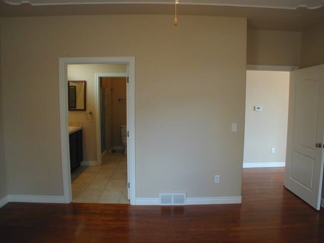 Building Photo - House For Lease