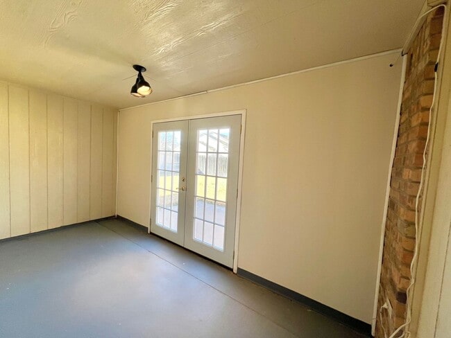 Building Photo - Available now! 3/2/2 with fenced backyard and small sunroom