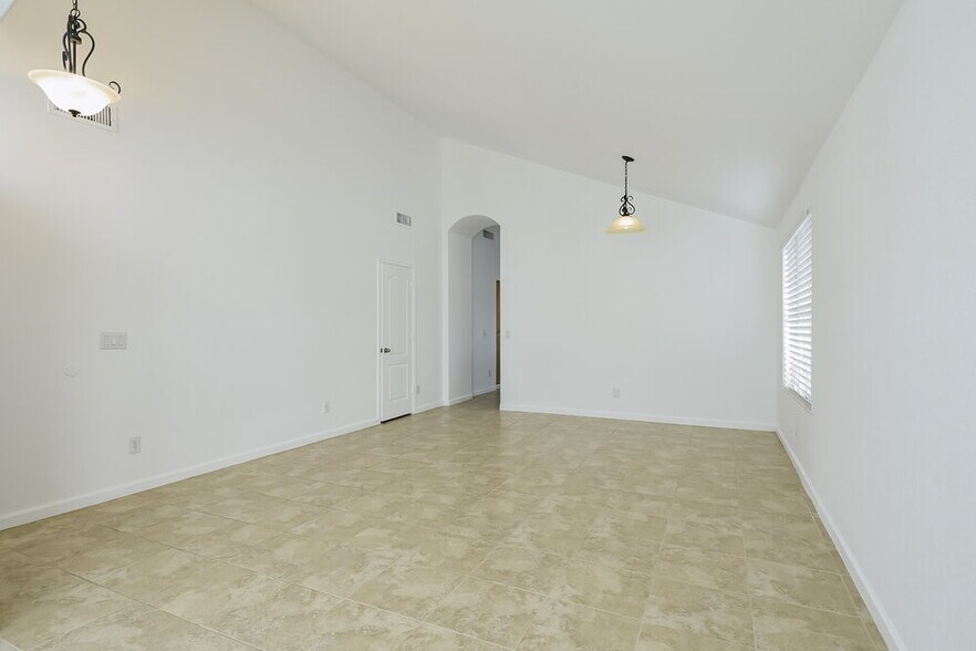 Building Photo - 9528 W Clara Ln