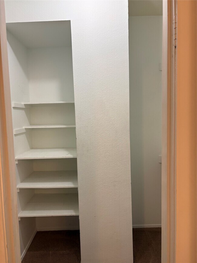 Building Photo - 580 Wilcrest Dr