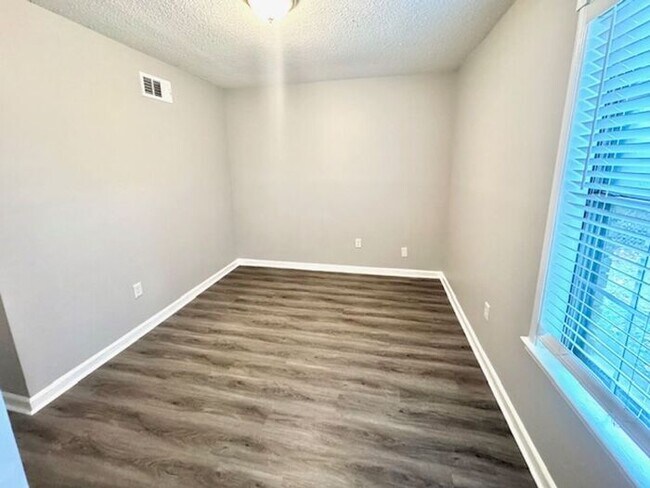 Building Photo - OPEN HOUSE! Renovated Bartlett Home- Highl...