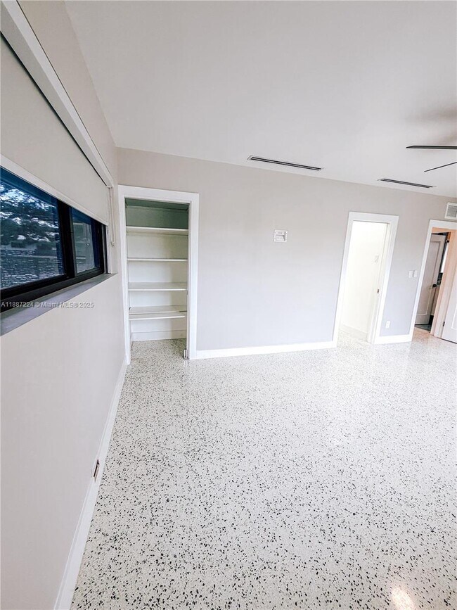 Building Photo - 425 NE 103rd St