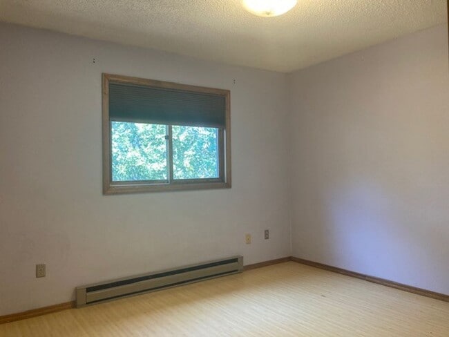 Building Photo - 2 Bedroom Apartment Near MSU! Small Dogs W...