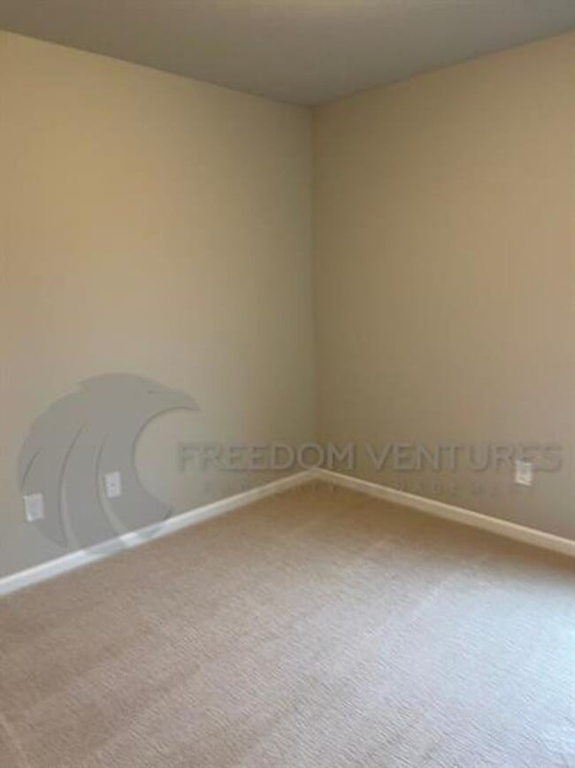 Building Photo - Modern 3-Bedroom Home with Spacious Backya...