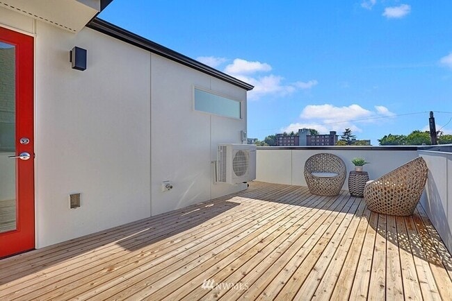 Building Photo - 632 10th Ave E